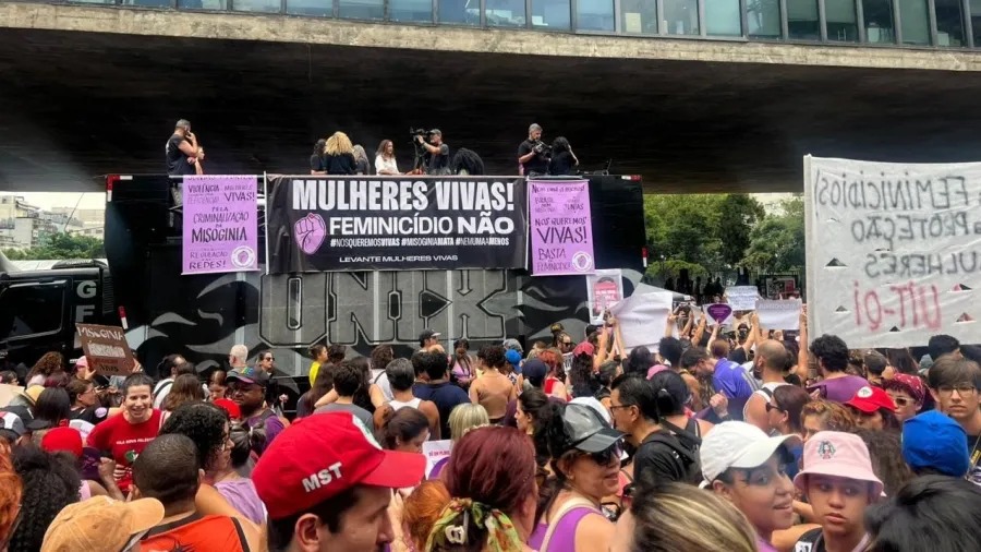 Ato contra feminicdio rene quase 7 vezes mais pessoas que o pr-anistia