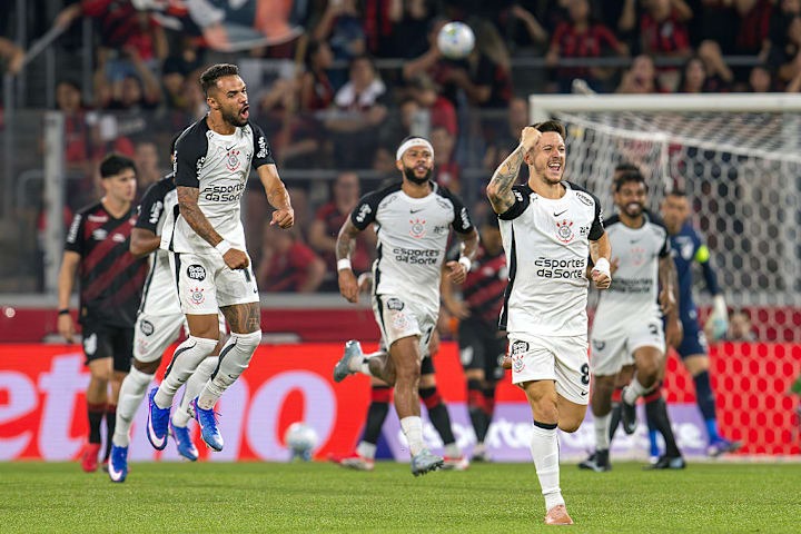 Garro faz gola�o ap�s Athletico perder p�nalti, e Corinthians vence fora