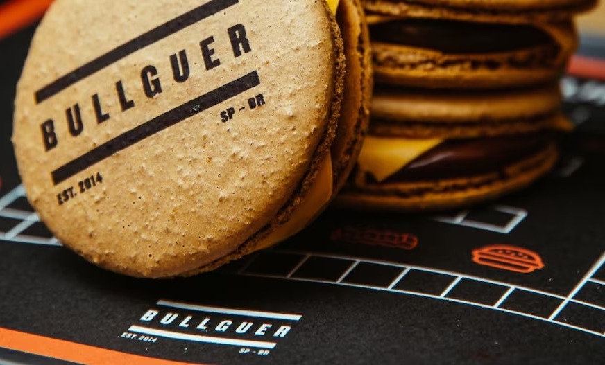 O Estado de S.Paulo: Macaron que imita smash burger  lanado na Bullguer