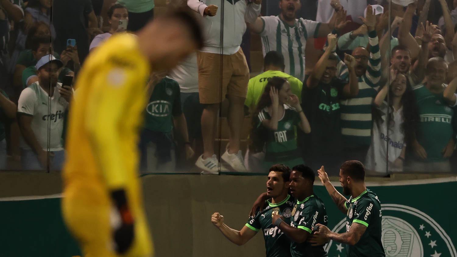 Palmeiras derrota Athletico Paranaense e alcana o lder Botafogo