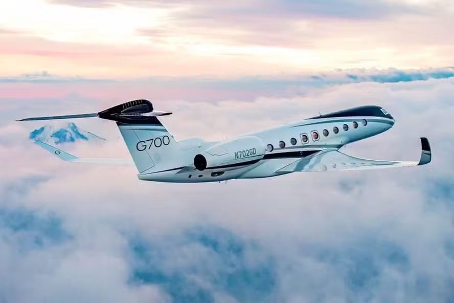 Jato de alto desempenho e modelo da frota de Elon Musk: como são as aeronaves de luxo que Vorcaro e namorada usavam no momento da prisão do banqueiro?