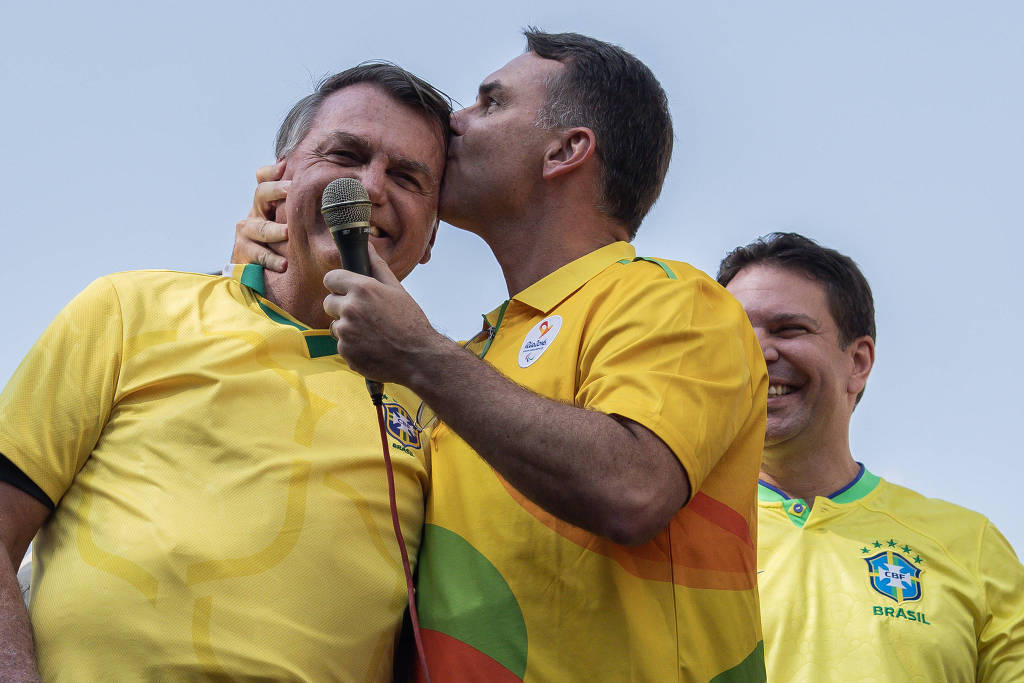 Flávio Bolsonaro avança como candidato, tem apoio de Eduardo e atrapalha Tarcísio