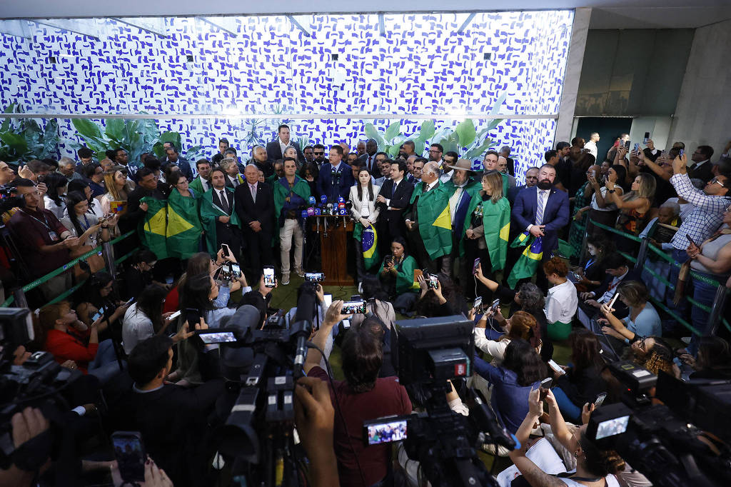 Centro marca distncia em relao a Bolsonaro e v com cautela recuperao de Lula