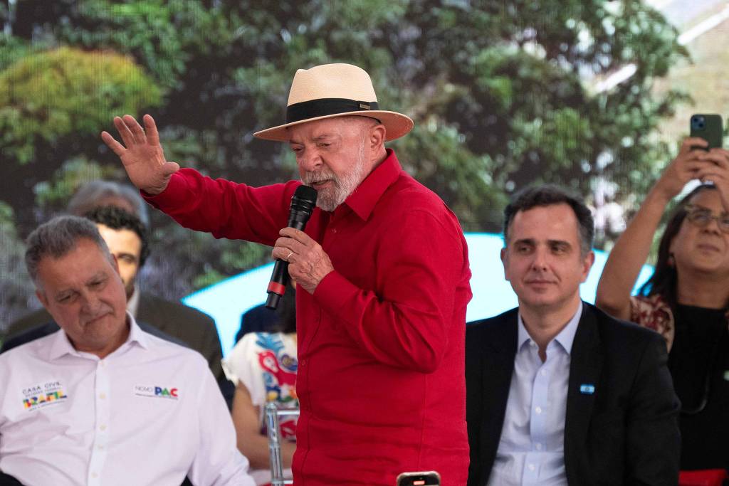 Lula diz que Tarcísio sem Bolsonaro não é nada e que governador faz o que ex-presidente quiser