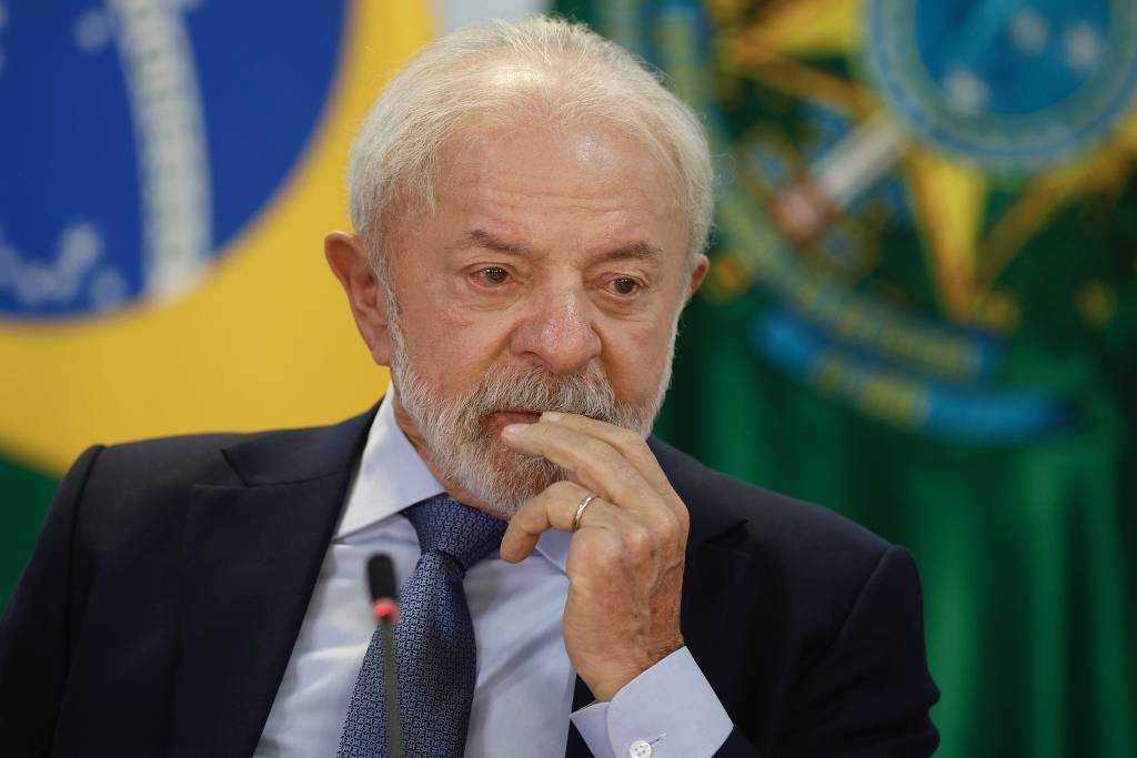 Fl�vio Bolsonaro tem alta em pesquisas no Carnaval e assusta aliados de Lula