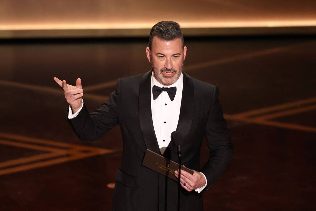 No Oscar, Jimmy Kimmel sugere que Trump est� triste por 'Melania' n�o disputar