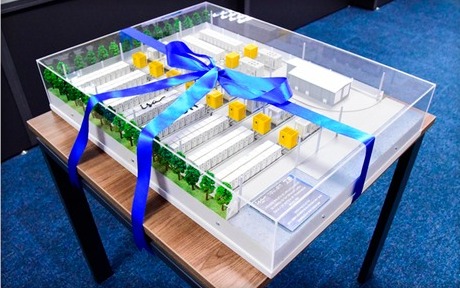 Maquete de projeto inovador de armazenamento de energia em baterias  apresentada na ANEEL