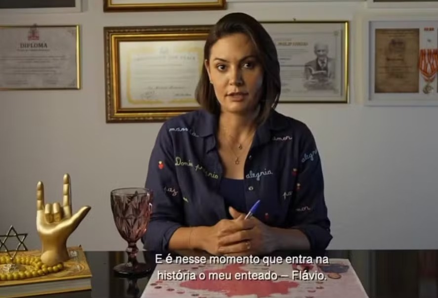 'Ele foi muito r�spido, me desrespeitou e me maltratou ao telefone', diz Michelle sobre Fl�vio Bolsonaro; veja v�deo
