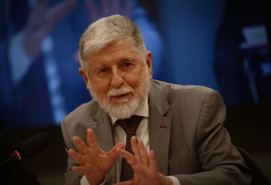 'Temos que defender a América do Sul', diz Amorim em relação à mobilização militar dos EUA no Caribe