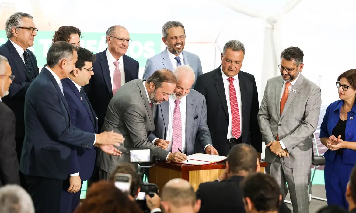 Presidente Lula assina MP que prevê redução de 3,5% a 5% nas contas de luz