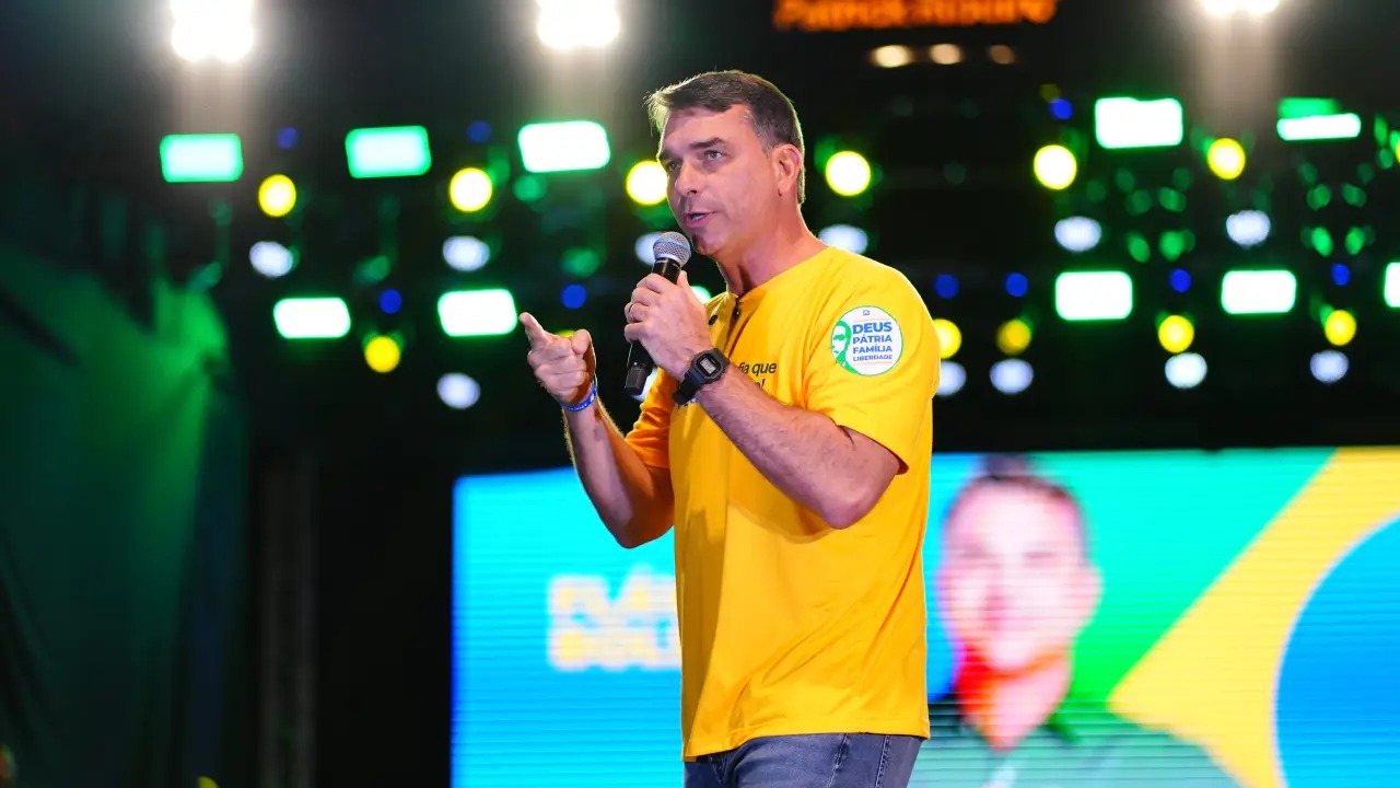 Flávio Bolsonaro anuncia nova troca de marqueteiro na campanha; veja quem assume