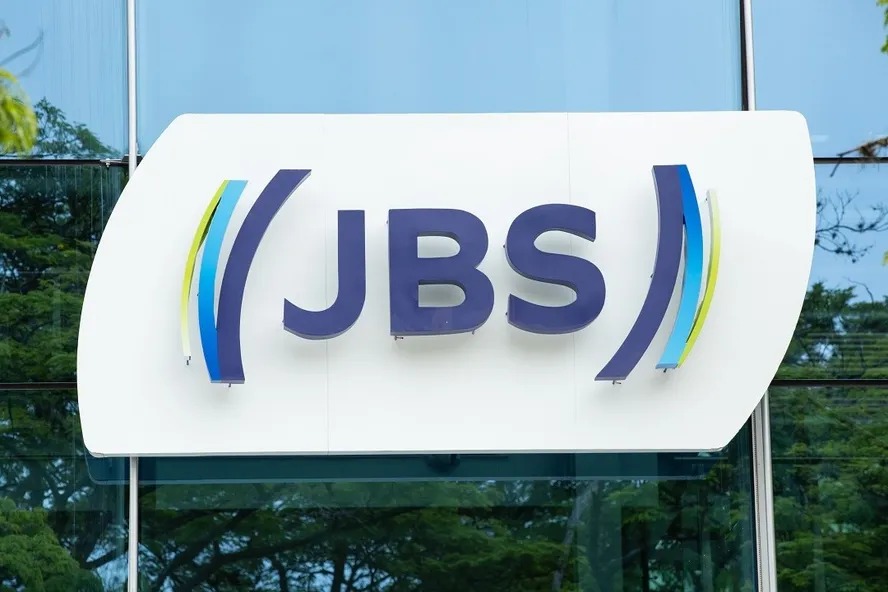 JBS encerra 2023 com prejuízo de R$ 1,06 bilhão