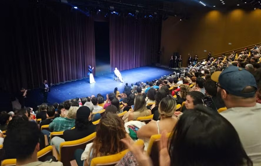Janja ovacionada no Teatro Nacional, por Lauro Jardim