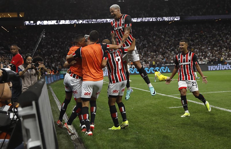 Fim do tabu: So Paulo bate Corinthians e segue embalado para a Supercopa