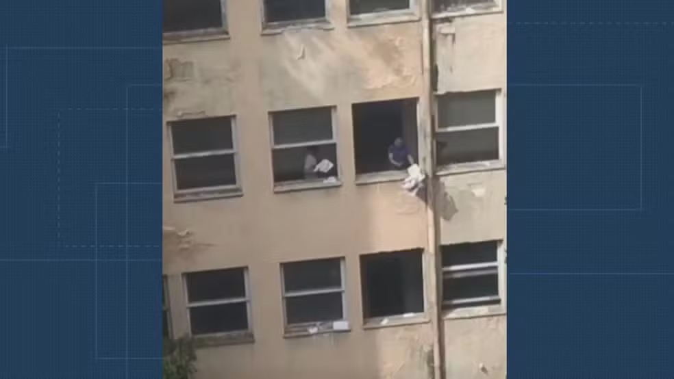 Documentos do antigo IML são jogados pela janela na Lapa; prédio guarda registros da ditadura militar