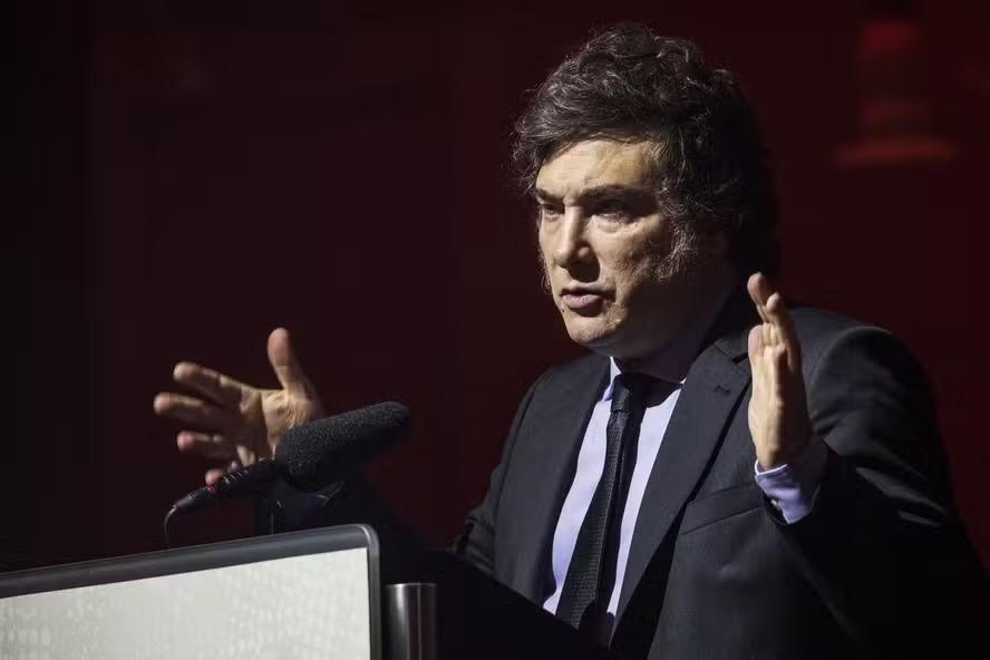 Milei menciona cripto em post, moeda desaba e presidente pode virar alvo de investigao