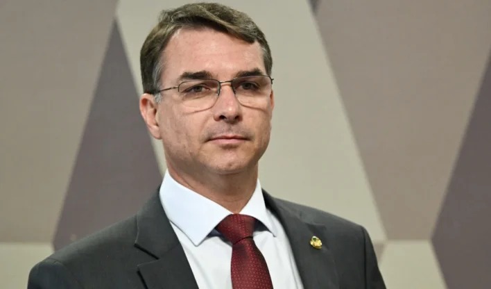 DECIS�O 2026: Fl�vio Bolsonaro confirma participa��o em debate na Band no pr�ximo domingo (18)