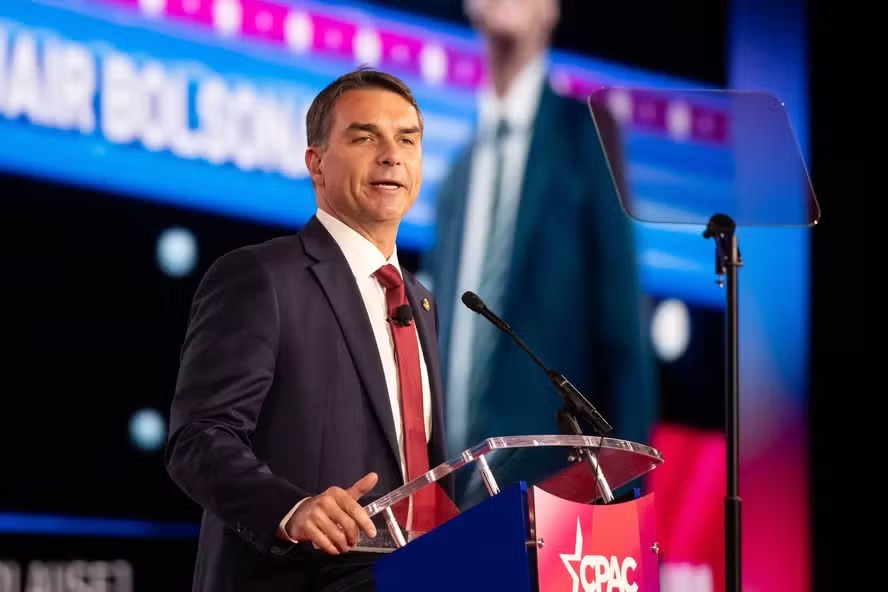 Fl�vio se diz 'Bolsonaro 2.0', pede interfer�ncia de Trump e imita golpismo do pai