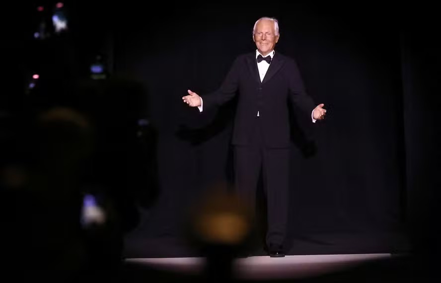 Em reviravolta, testamento de Armani instrui herdeiros a vender fatia de 15% da empresa