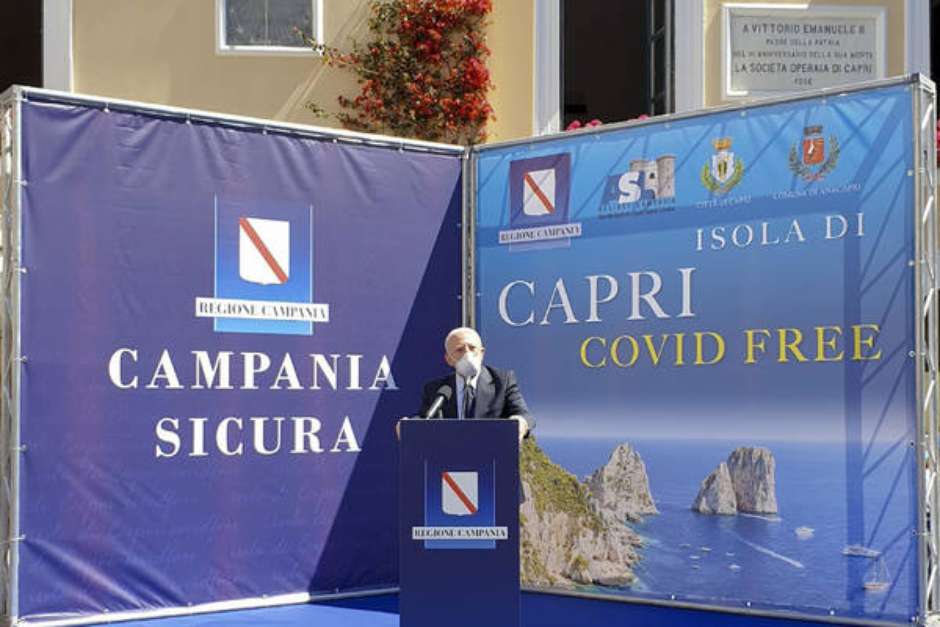 A bela Capri aguarda a volta dos turistas no vero