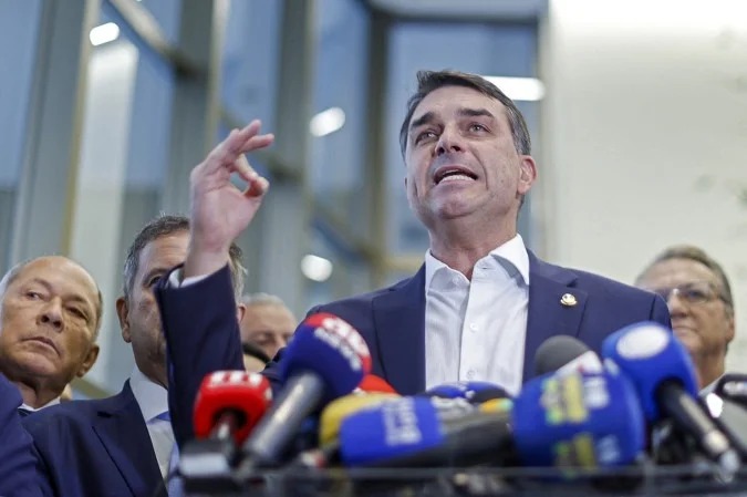 Fl�vio Bolsonaro troca coordenador de comunica��o ap�s caso Dark Horse