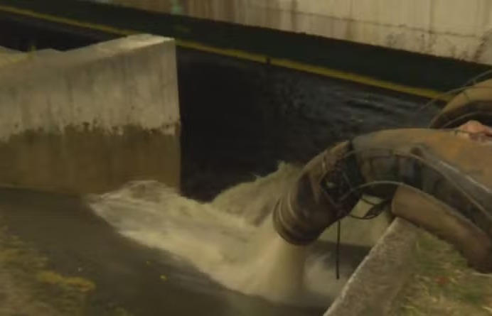 Sabesp admite que está lançando esgoto sem tratamento no Rio Tietê para esvaziar tubulação rompida na Marginal