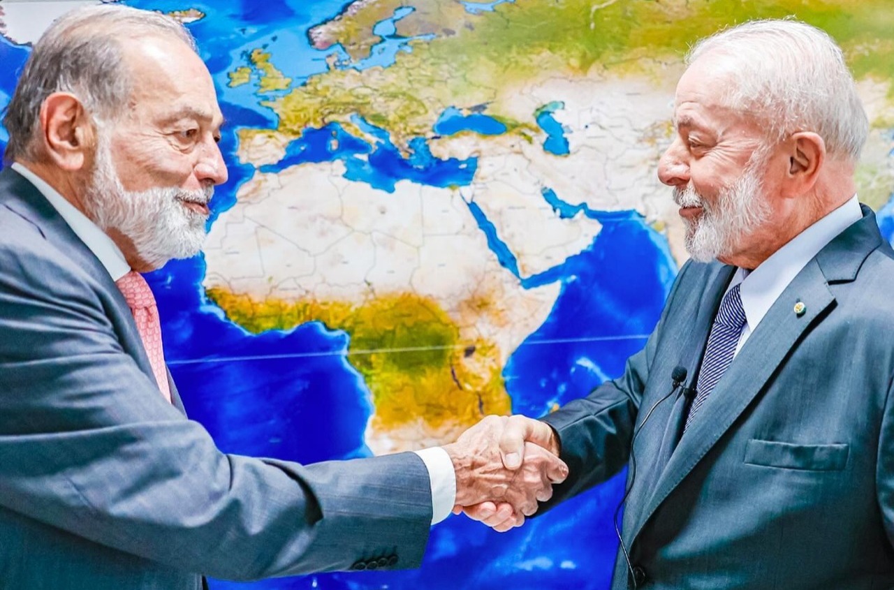 Lula recebe a visita do empresário Carlos Slim, do Grupo América Móvil, que anuncia investimentos