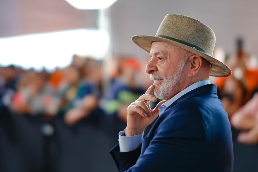 Com Fl�vio nas cordas, Lula dobra � esquerda