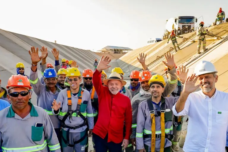 Pesquisas indicam que Lula deve mirar o centro e mostrar mais as realizações do 3º mandato