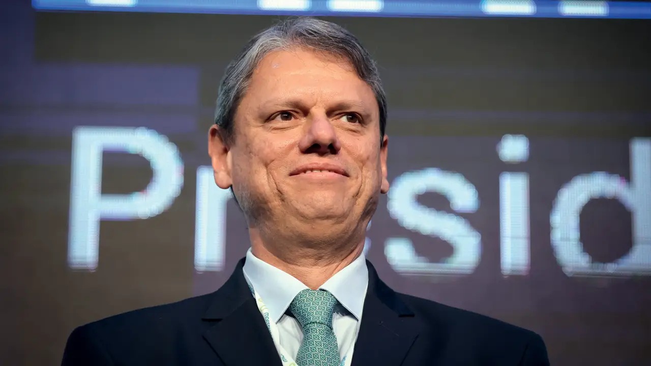 Com Bolsonaro preso, cresce movimentao por Tarcsio como nome da direita em 2026