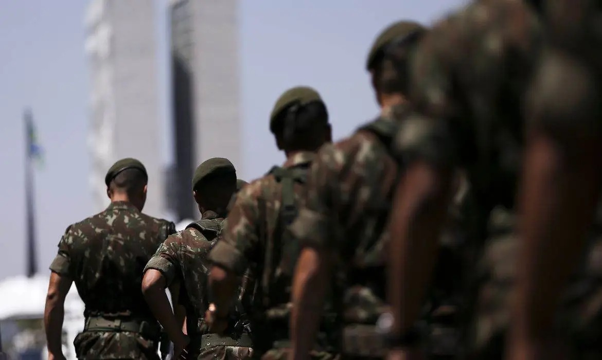 Governo restringe verba e Defesa deve cancelar ao militar com EUA