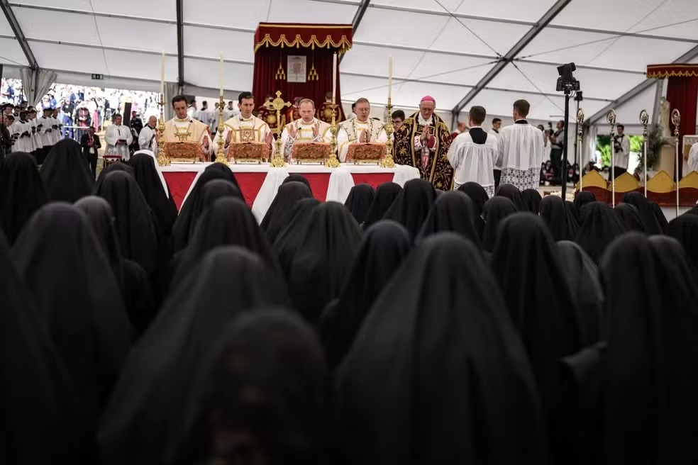 Vaticano exclui grupo ultraconservador da Igreja Católica e excomunga bispos