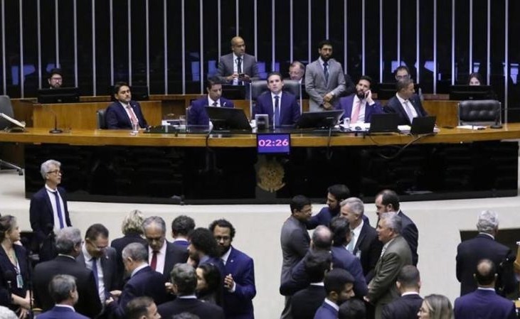 Câmara aprova relatório de Derrite para o PL Antifacção