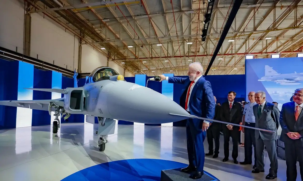Lula batiza primeiro ca�a Gripen produzido no Brasil