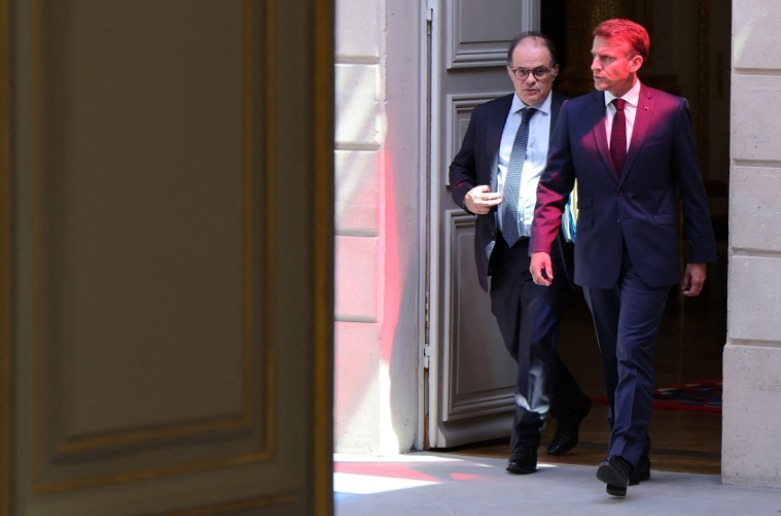 Emmanuel Macron e Emmanuel Moulin brincam de 'Pre�o Certo' com a Maison de l'Am�rique latine