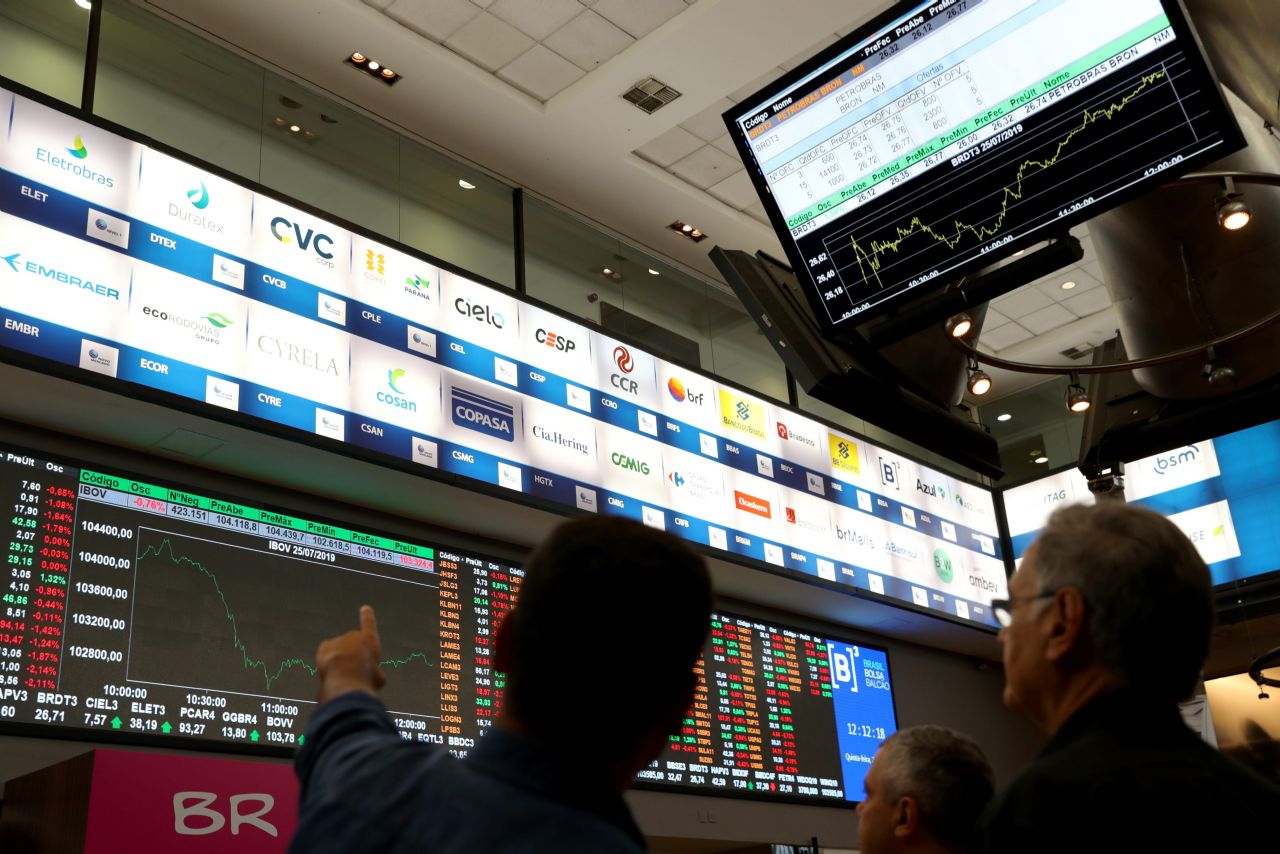 Ibovespa desaba com risco político; Petrobras perde cerca de R$65 bi em valor de mercado