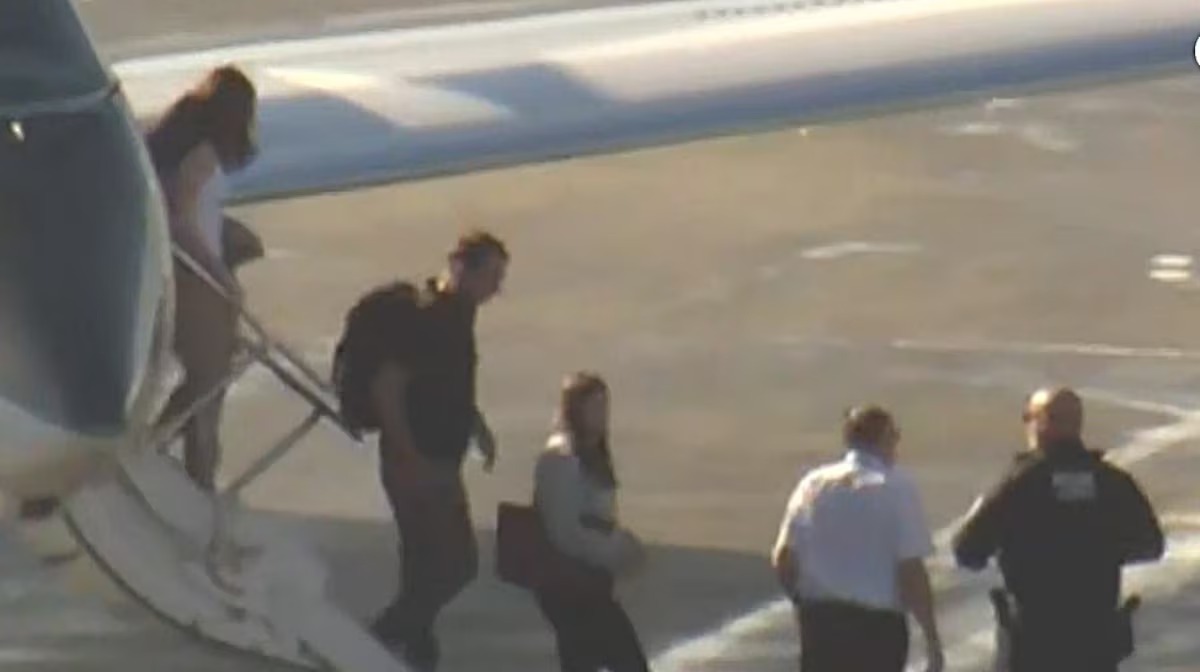 Vídeo: avião com Flávio Bolsonaro e família pousa em Miami, mostra TV