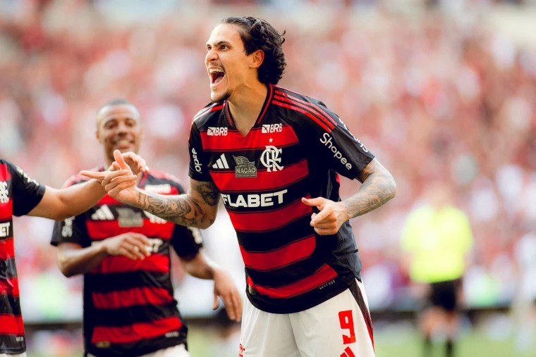 Flamengo goleia Corinthians e supera Palmeiras na tabela do Brasileiro