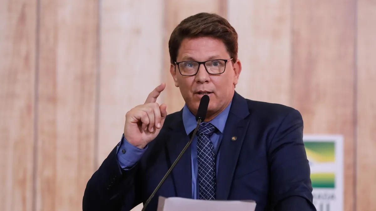 Dino proíbe Mario Frias de sair do Brasil sem autorização