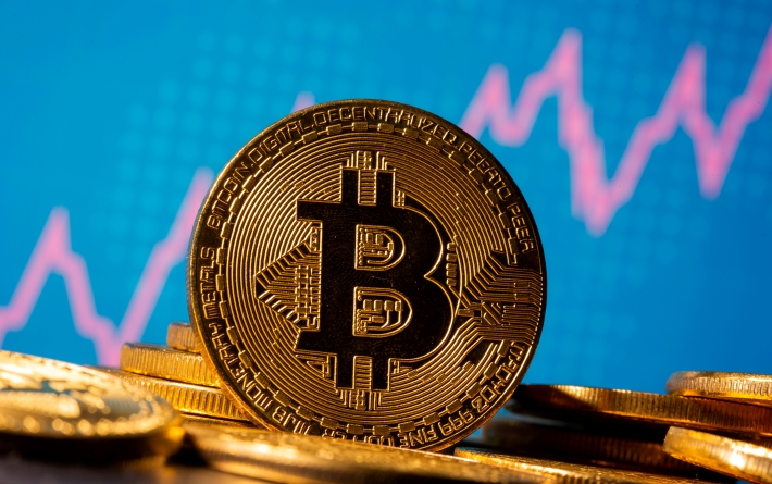 Bitcoin sobe forte aps tombo da vspera e encosta nos US$ 42 mil; queda ainda  de 17% em 7 dias