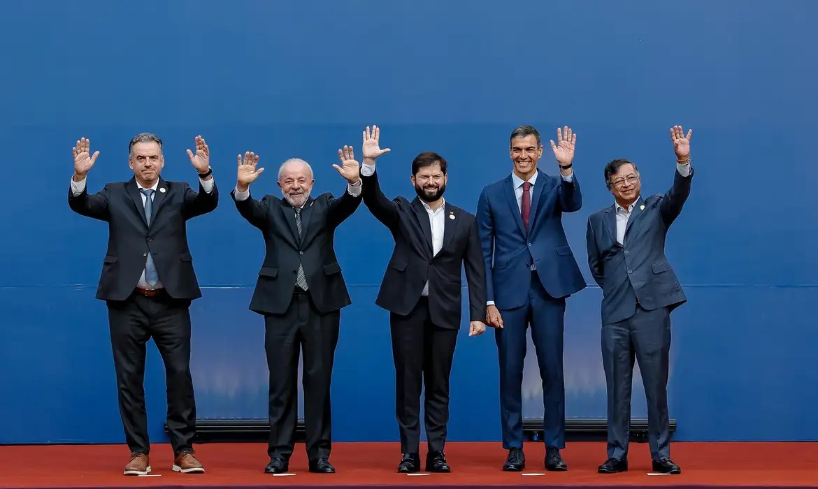 Lula e outros lderes convocam instituies em defesa da democracia