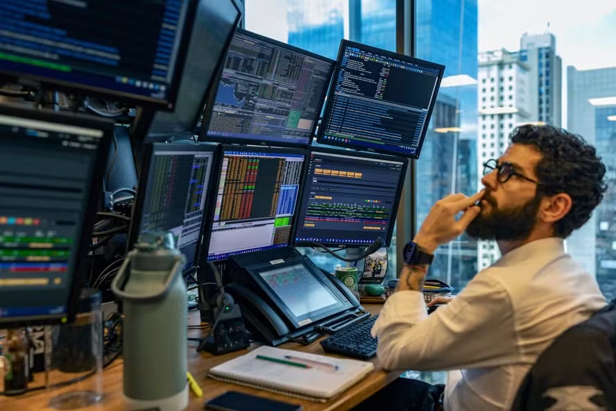 Dólar dispara para maior alta desde 1999, índice futuro despenca, acionando 'circuit breaker'. Tesouro cancela leilão