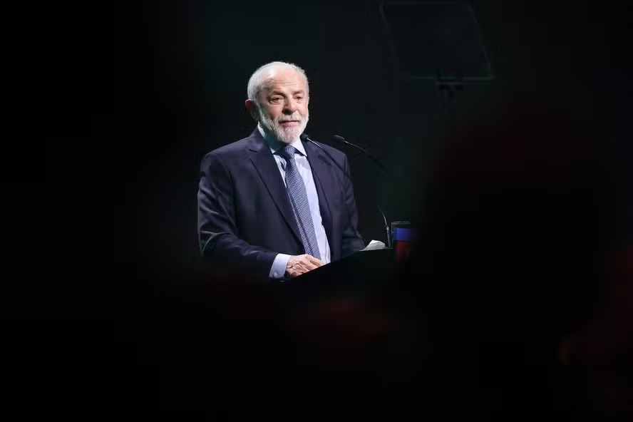 Lula diz em evento do PT que 'n�o precisa correr atr�s de advers�rios' e prega reformas das institui��es