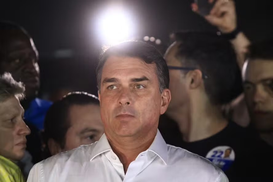 Imprensa mundial repercute ida de Flávio Bolsonaro para os EUA após derrota e diz que 'governo Trump participou da fuga'