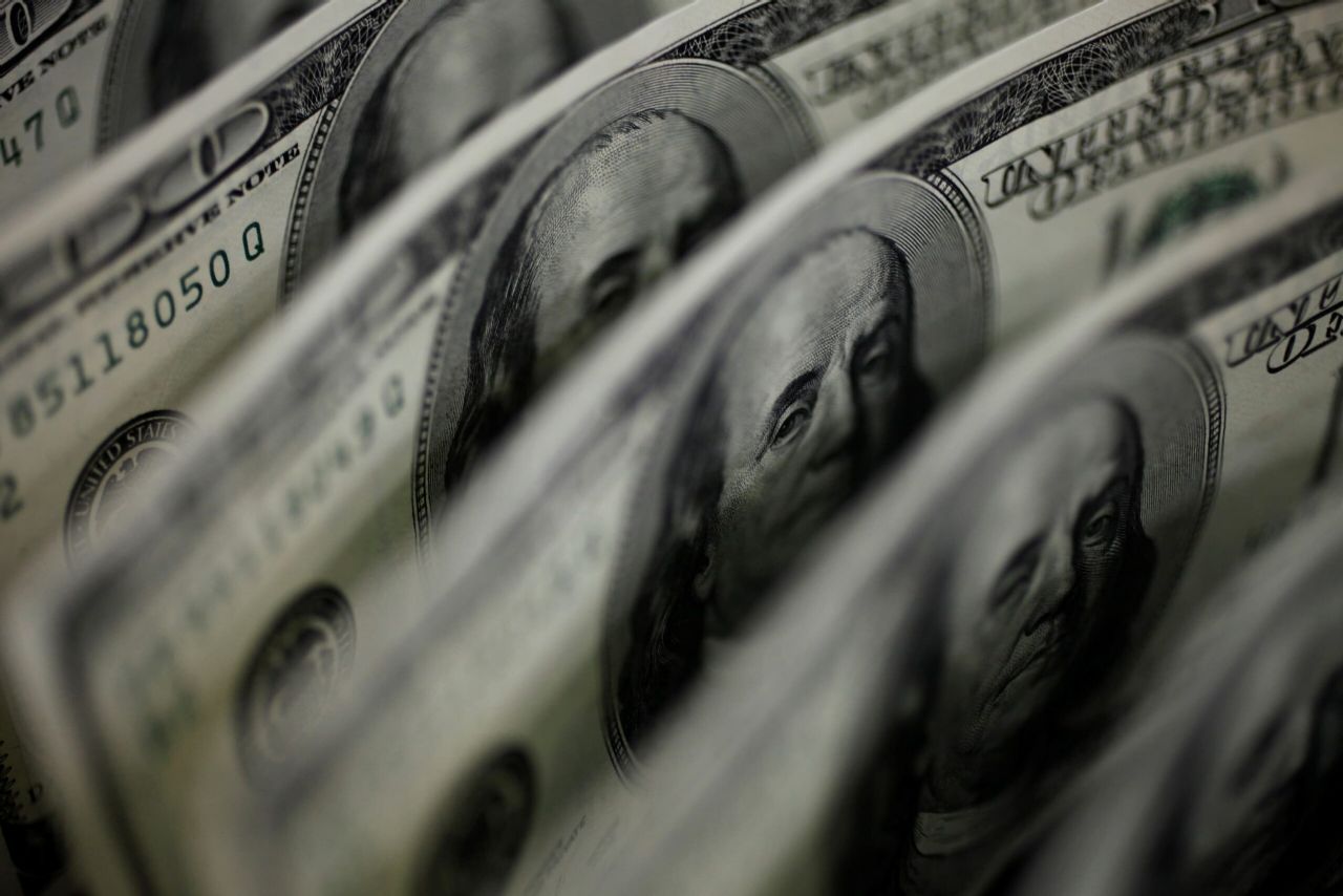 Dólar salta e fecha na máxima desde novembro com estresse global por yields