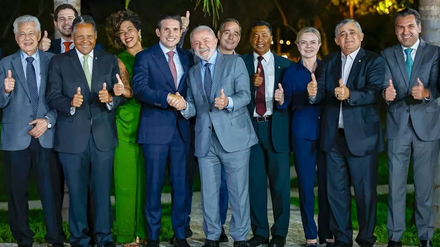 Lula afaga Motta e lderes em jantar e diz que ser candidato em 2026