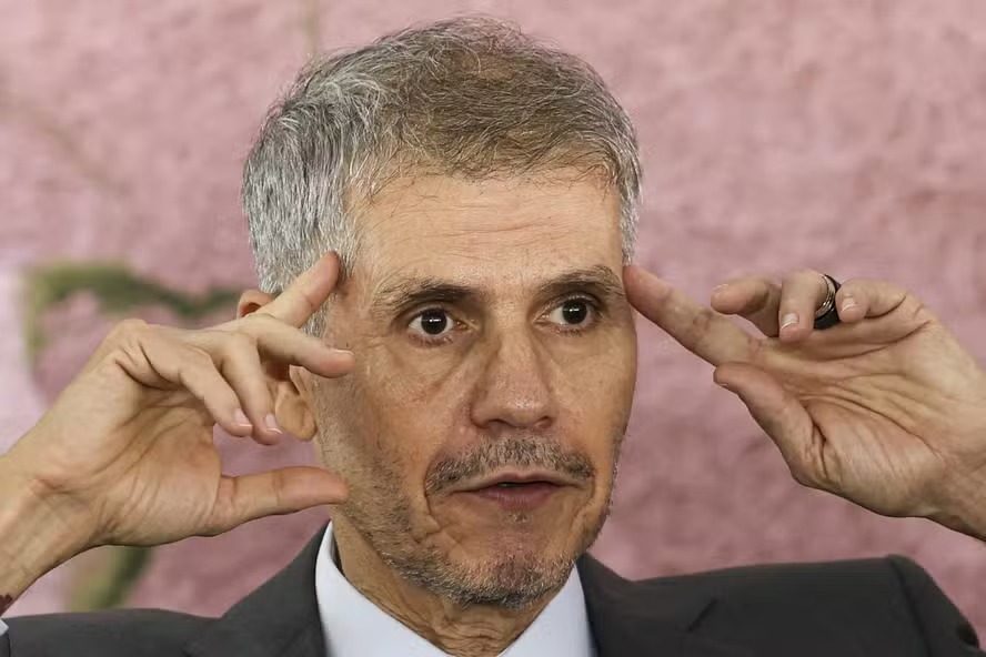 Governo no consegue solucionar impasse e Secretaria de Comunicao segue sem licitao para frear crise poltica
