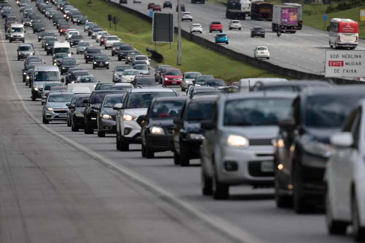 Criminosos simulam blitz para roubar motoristas na Rodovia dos Imigrantes; veja vdeo
