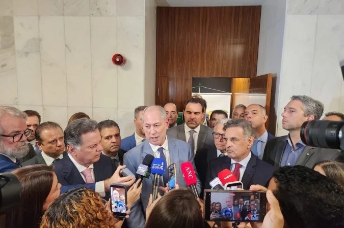 A�cio Neves articula candidatura de Ciro Gomes � presid�ncia pelo PSDB