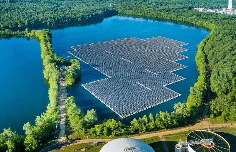 Usina solar flutuante entra em operao no interior de Minas Gerais